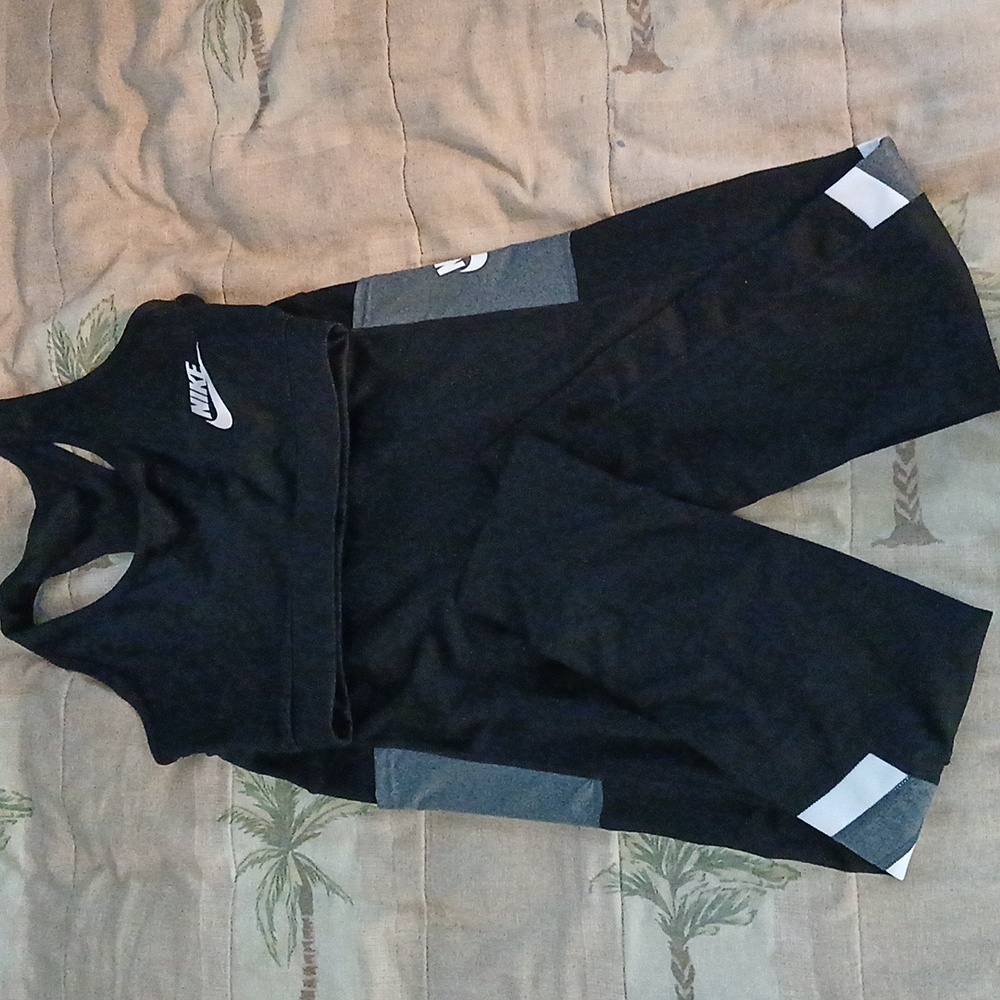 NWOT-Nike Women's Black and Gray Activewear Set - Picture 3 of 6